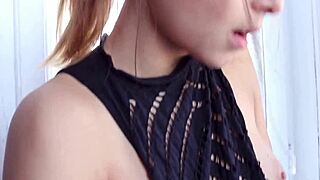 Karina Baru hangs out with her big friend in a fun session