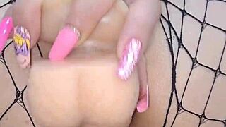 LA CONEJA CALIENTE FOLLA SU ENORME CULO DE PERRITO CON SU DILDO HASTA HACERLO REVETAR!