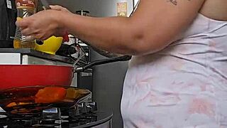 grávida se exibindo com seu corpo maduro e bunda grande