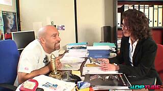 Mami madura se la follan por el culo en la entrevista de trabajo