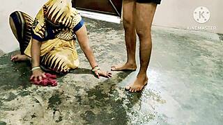 Indian desi maid blowjob deti hai aur doggystyle mein chudai hoti hai deepthroat ke saath hardcore sex mein