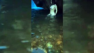 sexo en torrente con chica blanca y muy femenina buenos sentones después de mamarlo duro 😍