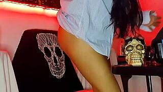 I play with my tight colombian pussy, penetrating myself with dildo until cum