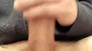 Masturbando gran polla cargada de semen al aire libre