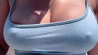 आर्टेमिसिया लव ब्रा के बिना बाहर घूमती है, बहुत हॉर्नी महसूस करती