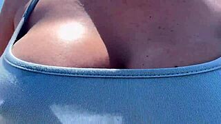 आर्टेमिसिया लव ब्रा के बिना बाहर घूमती है, बहुत हॉर्नी महसूस करती