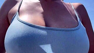 आर्टेमिसिया लव ब्रा के बिना बाहर घूमती है, बहुत हॉर्नी महसूस करती