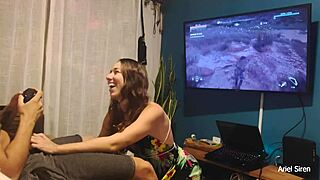 Ele queria jogar video game e eu queria dar o cuzinho!