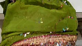 इंडियन स्टीपमॉम किचन में स्टीपसन को फुसलाती है