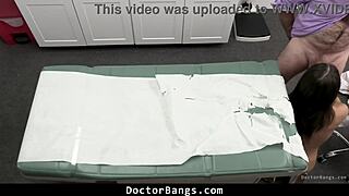 डॉक्टर खुश है और उसे कुछ इंडस्ट्री सीक्रेट्स बताता है - डॉक्टरबैंग्स