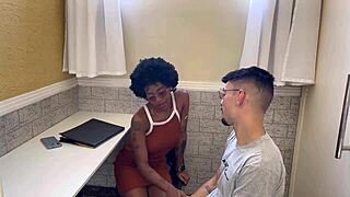 fudendo com a recepcionista da academia, mas vamos focar na conversa casual sobre exercícios e saúde