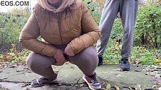 डिप्रेव्ड करवी मिल्फ स्क्वाट्स और मेरे पास पिस करती है!