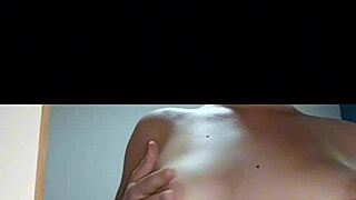 novinha gostosa sensualizando na frente do espelho 😍