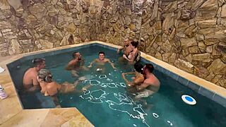 orgia com os amigos na piscina do motel