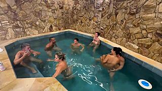 orgia com os amigos na piscina do motel