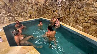 orgia com os amigos na piscina do motel
