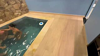 orgia com os amigos na piscina do motel