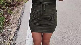 रंडी ass और tits से tease कर रही है Mexican public road पर