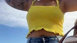 Usando Um Biquini Que Racha A Buceta!