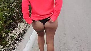 रंडी ass और tits से tease कर रही है Mexican public road पर
