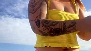 Usando Um Biquini Que Racha A Buceta!