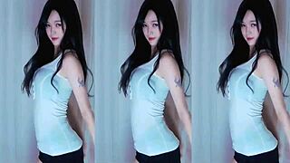 Chinese Girl Dances Seductively And Invites To Fuck Her Pussy