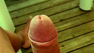 Três excités à la limite de jouir sur la terrasse d'un mobil-home dans un camping