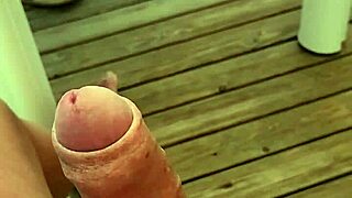 Três excités à la limite de jouir sur la terrasse d'un mobil-home dans un camping