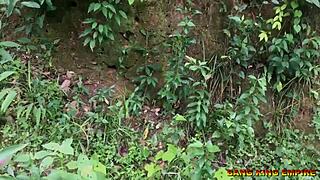 सेक्स एडिक्टेड वाइफ गांव हार्डकोर में स्ट्रीम पाथ पर कहीं भी चुदाई के लिए भीख मांगती है