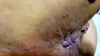 चूत और गंद से खेलते हुए लंड रगड़ रहा हूँ