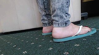 Look at those BBW feet in flipflops!