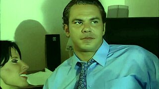 ब्रूनेट सेक्रेटरी ऑफिस में काम करती है