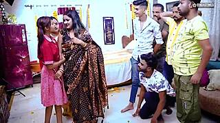 देसी हॉर्नी स्टेप मॉम अपनी स्टेप डॉटर को पहली बार फक करना सिखाती देसी स्टाइल गैंगबैंग फुल मूवी 😍