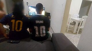 fiz sexo com amigo do meu marido por causa de uma aposta fiquei com tes�o e acabei fazendo dp com os dois