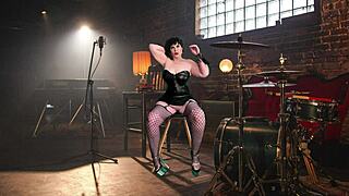 Granny Carmens a Metal Momma Masturbators DP