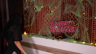 सेक्सी नन रोलप्ले में लंड चूस रही है और कम निगल रही है