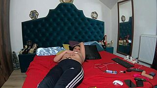 Milfycalla Masturbates and Plays Pussy in Sortswear!