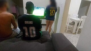 fiz sexo com amigo do meu marido por causa de uma aposta fiquei com tes�o e acabei fazendo dp com os dois