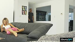 नानी गर्लफ्रेंड की चूत चाटते हुए पकड़ी गई