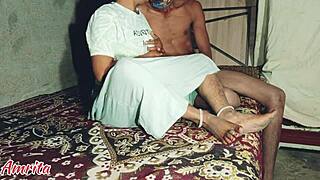 इंडियन देसी गर्ल कहती है, देखो मेरी स्टेप सिस्टर सेक्स वीडियो बाथ से बस से कार से डॉर्म तक