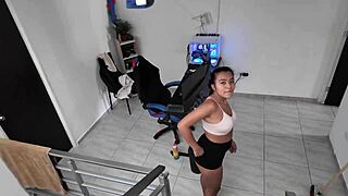 Roomie de culo grande me modela