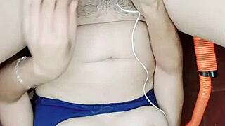 que sabroso se siente bien profundo este enorme pollon y mira como sale mi leche a chorros