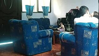 Mi Hermanastra Cree Que No Hay Nadie En Casa Y Se Folla A Su Novio En La Sala De Estar La Delatar�