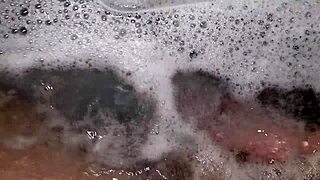 A chi va di farmi compagnia sega in vasca idromassaggio e musica rilassante - vieni a giocare con il mio cazzo pieno di schiuma