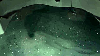 A chi va di farmi compagnia sega in vasca idromassaggio e musica rilassante - vieni a giocare con il mio cazzo pieno di schiuma