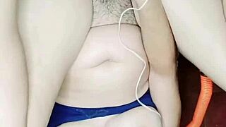 que sabroso se siente bien profundo este enorme pollon y mira como sale mi leche a chorros