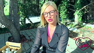 इरिना और उसके बड़े टिट्स लंड के साथ खेलती हैं