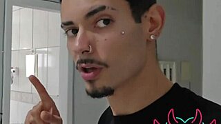 Fui visitar meu amigo e peguei ele no flagra com a esposa