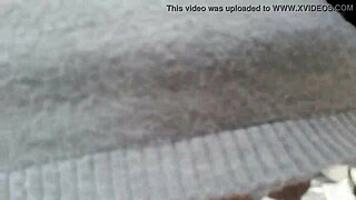 mostro le mie tette in un giardino pubblico e dopo piscio dentro ai miei pantaloni aderenti