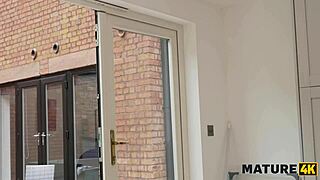 mature4k हॉर्नी पड़ोसन मिल्फ ने लुटेरे को चुदाया और लंड चूसा